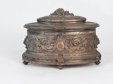 une boîte ancienne plaquée argent avec un couvercle, sur fond blanc
