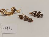 gros plan d'une paire de boucles d'oreilles sur une surface blanche