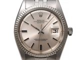 une image d'une montre Rolex argentée sur fond blanc
