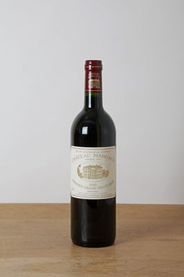 une bouteille de vin rouge posée sur une table en bois