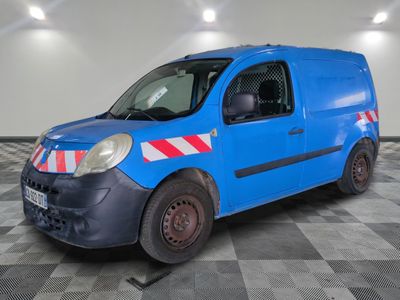 la photo d'une camionnette bleue avec une bande rouge et blanche sur le côté