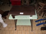 une table sur laquelle est posé un ordinateur portable