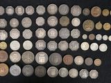 un grand nombre de pièces de monnaie qui se trouvent sur une surface noire