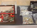 de nombreux types de bijoux exposés dans une vitrine