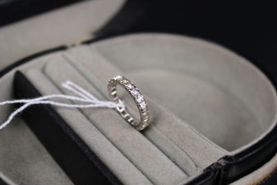 une bague dans un étui contenant un cordon