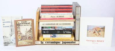 plusieurs livres sont empilés sur une table