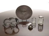 de nombreux objets en argent posés sur une table