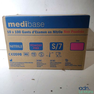 La boîte est vide et prête à servir de trousse à pharmacie.