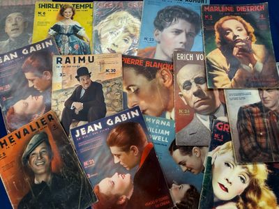 beaucoup d'affiches de films anciens sur la table