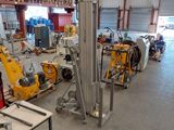 de nombreuses machines qui sont entreposées dans un bâtiment