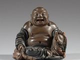 statue d'un Bouddha rieur assis sur un coussin