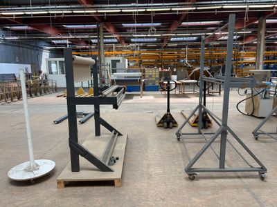 une grande salle où se trouvent de nombreuses tables et chaises