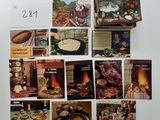 de nombreuses photos de plats accrochées sur le frigo