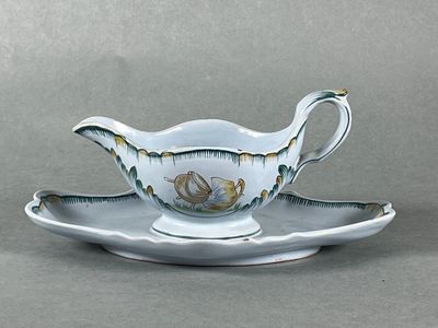 Emile GALLE (Lorraine). Saucière en faïence émaillée polychr… - Photo 1