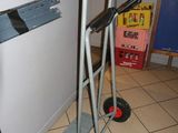 un diable posé par terre dans la cuisine