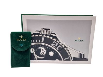 La montre Rolex se trouve dans un coffret recouvert de velours vert.