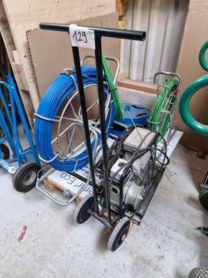 un chariot équipé d'un tuyau et un chariot sur lequel est posé un tuyau
