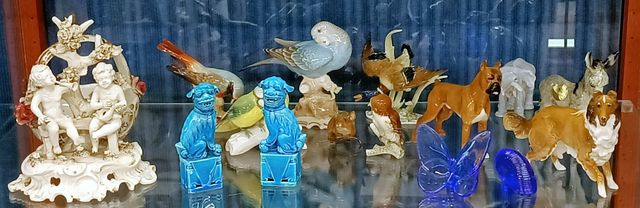 Lot d’objets de vitrine dont papillon et coquillage en cristal Ba