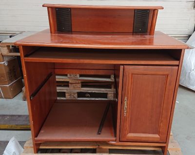 une armoire en bois surmontée d'une étagère