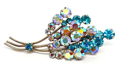 broche en forme de fleur en cristal bleu sur fond blanc