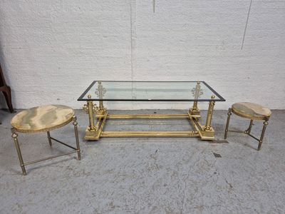 table basse et tabourets en laiton et en verre