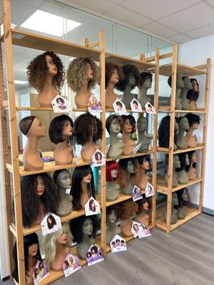 Plusieurs types de perruques sont exposés dans un magasin