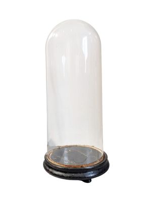 une image représentant une cloche en verre avec un socle noir sur fond blanc
