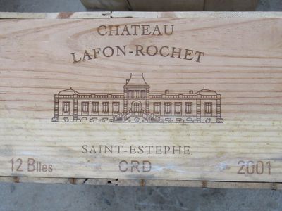 une boîte en bois sur laquelle figure une image du Château Lafont-Rochet