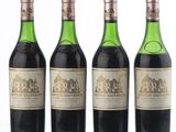 trois bouteilles de vin sont alignées sur une table
