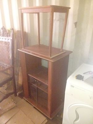 une photo d'une pièce où se trouvent une machine à laver et un sèche-linge