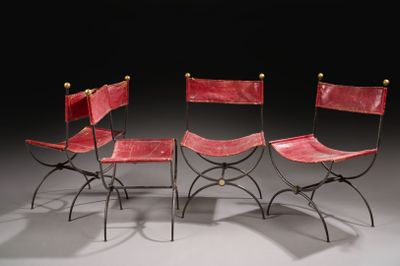 Maison JANSEN Suite de quatre chaises curules en tige de fer…