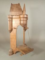 Etagère d'angle en noyer en forme de herse de château fort à…