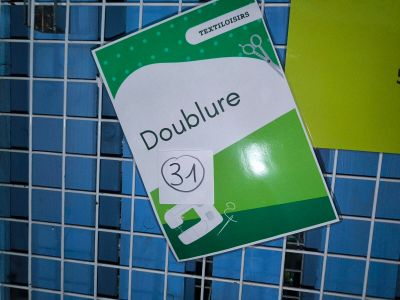 a sign on the wall of a store that says doublure