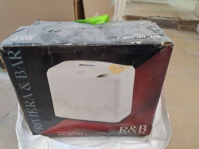 boîte contenant des toilettes blanches posée sur un sac en plastique