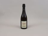 une bouteille de vin posée sur une table