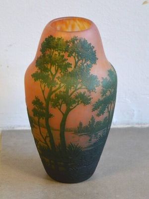 un vase sur lequel figure l'image d'un arbre