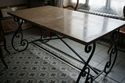 une table posée sur un sol carrelé