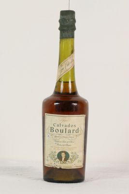 une vieille bouteille de bourbon posée sur une surface blanche