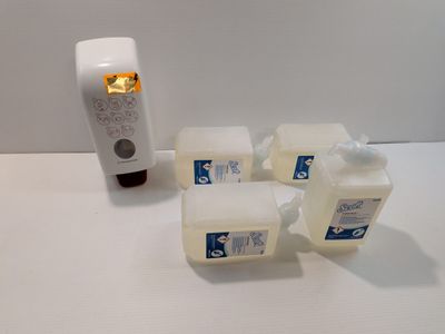quatre flacons de savon posés sur une table à côté d'un gel hydroalcoolique