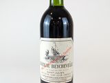 une bouteille de vin posée sur une table