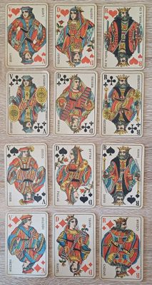 une photo d'une photo représentant un jeu de cartes posé sur une table