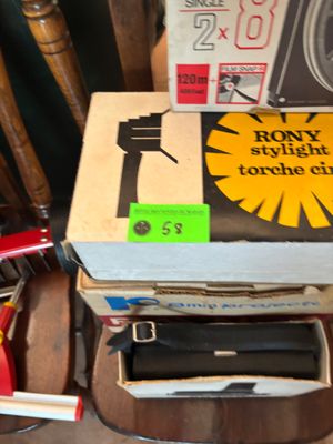 une boîte à outils posée sur une chaise en bois