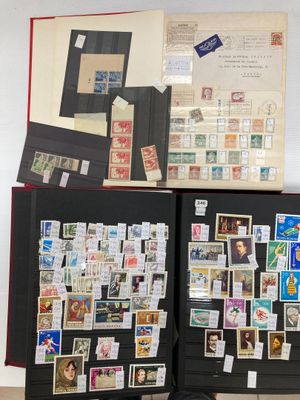 un livre avec des timbres, posé sur une table