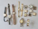 un grand nombre de montres posées sur une table