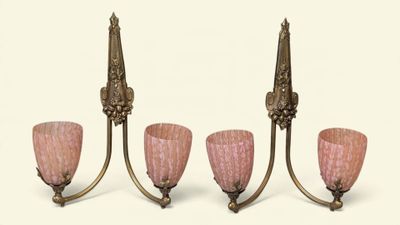 trois appliques murales anciennes avec des abat-jours en verre rose sur fond blanc