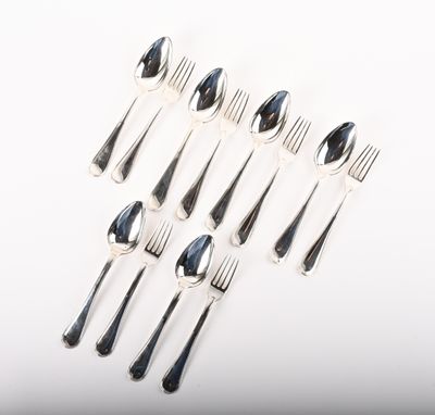 un grand nombre de fourchettes et de cuillères posées sur une table