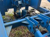une machine bleue qui est posée dans la terre
