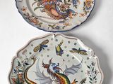 deux assiettes avec des motifs différents