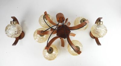 une lampe accrochée au mur à côté d'une lampe de table