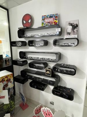une exposition de manettes de jeux vidéo accrochées au mur